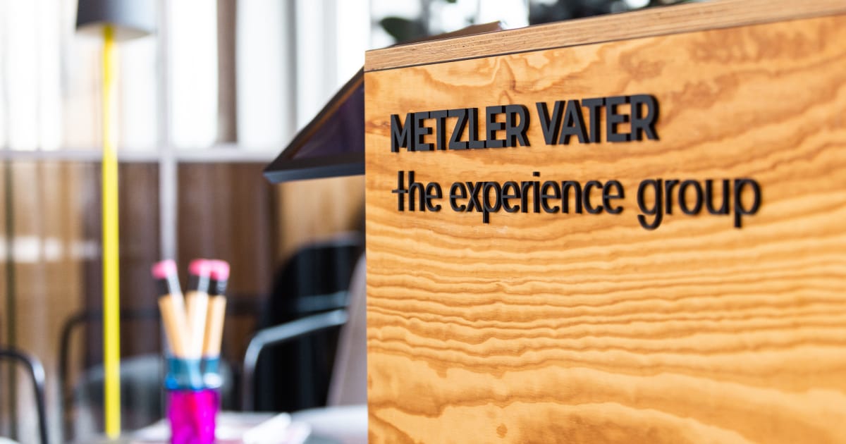 Metzler Vater Holzcounter mit Logo