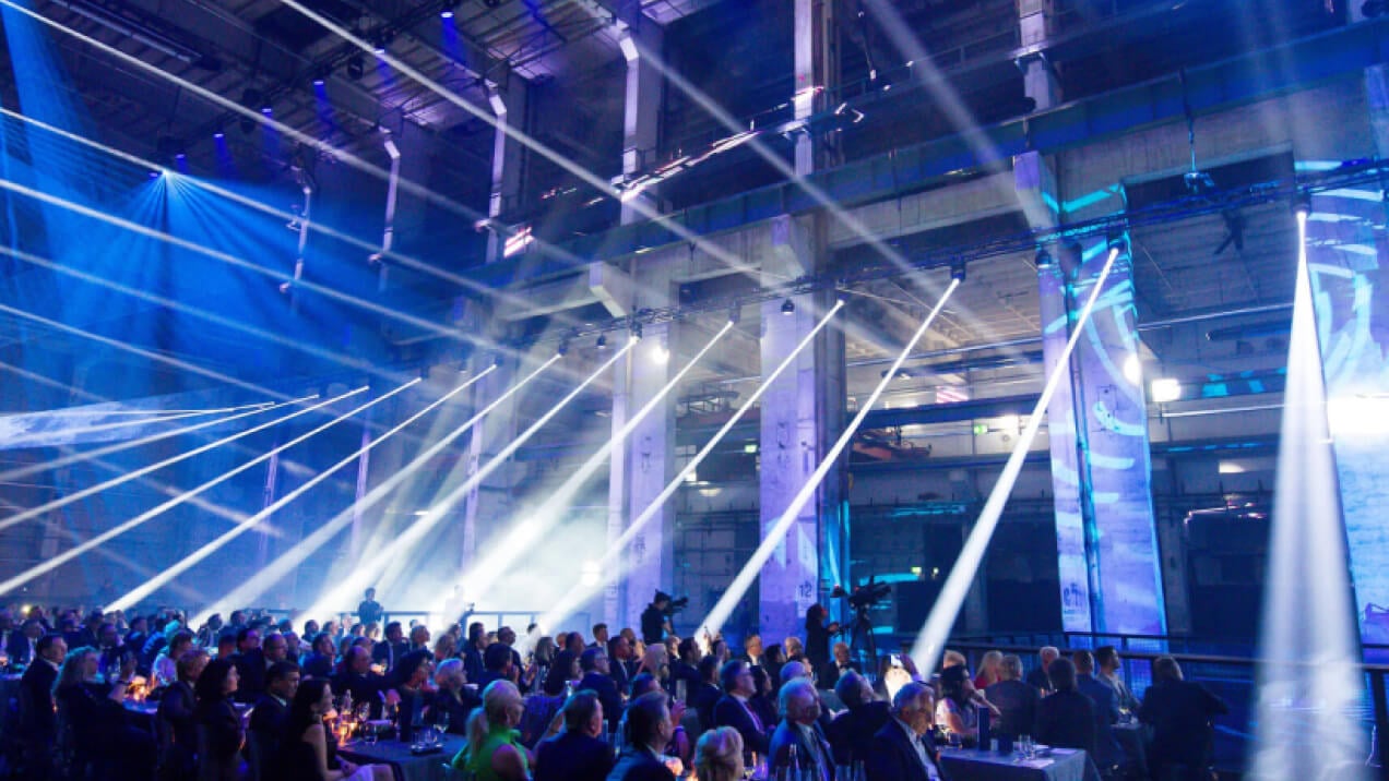 Gala Dinner Veranstaltung mit Scheinwerfern und blauem Licht