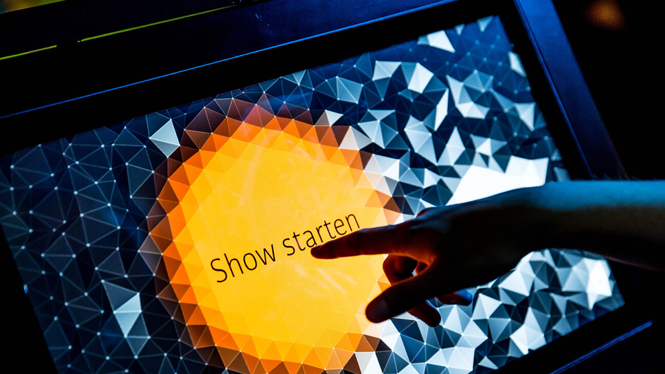 Touchscreen with button 'Start show'