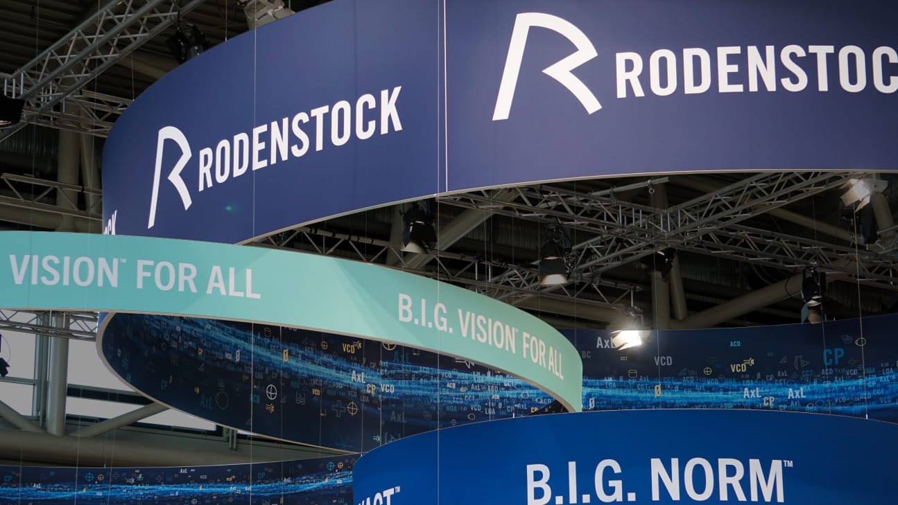 Auffällige Deckenhänger auf dem Rodenstock Messestand