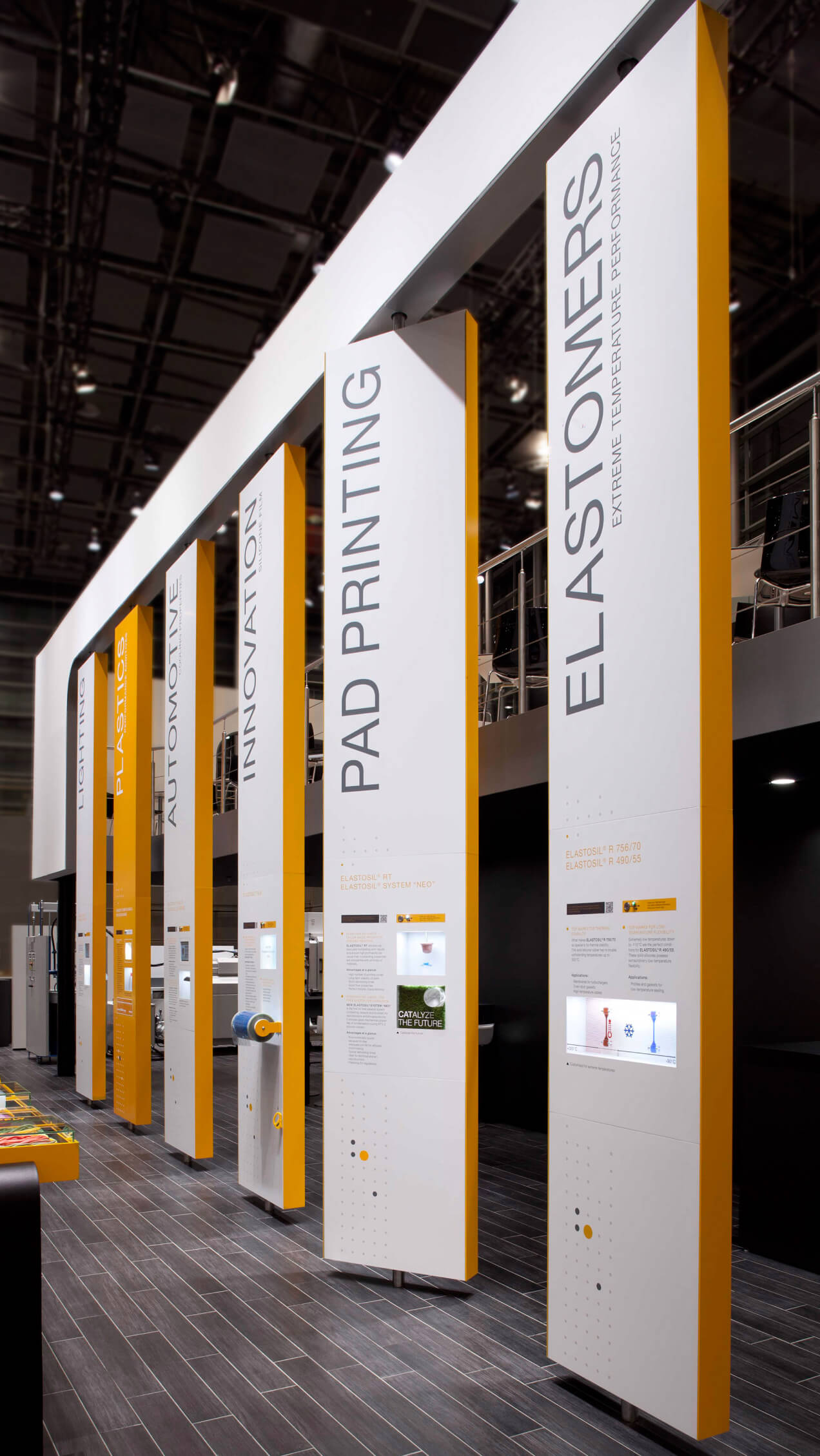 Wacker Messestand mit drehbaren Paneelen, beidseitig medial bespielt