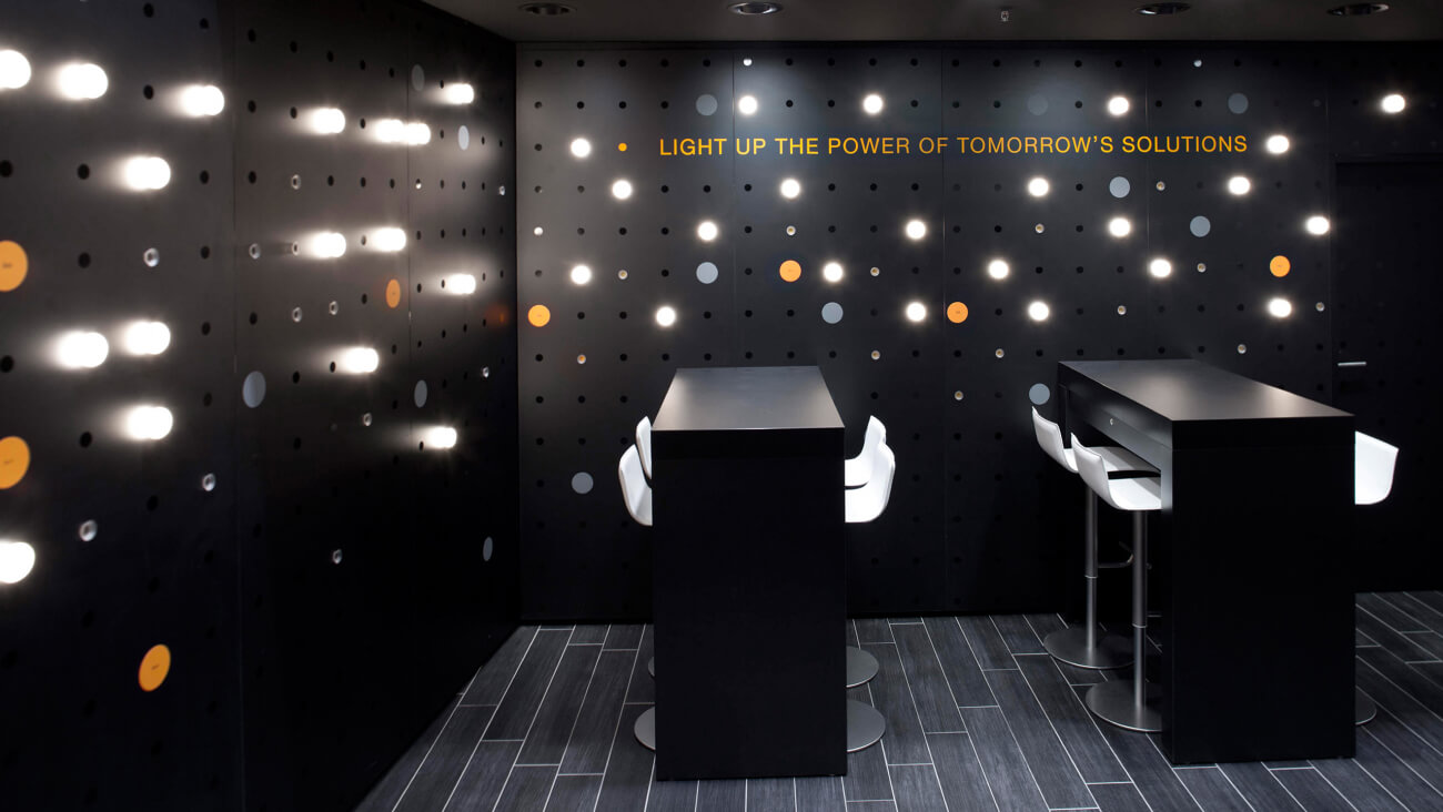 Keyvisual - Box mit Lightballs 'Light Up Tomorrow's Solutions'